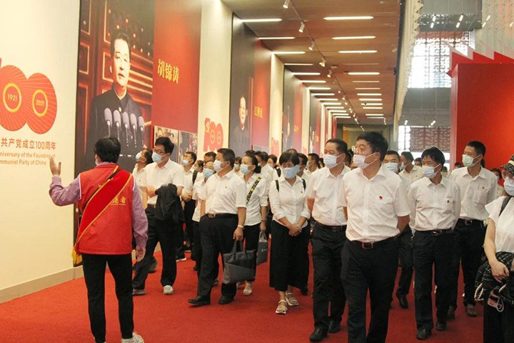 云煤（亿万先生MR）集团党委组织宽大干部职工参观云南省庆祝中国共产党成立100周年成就展