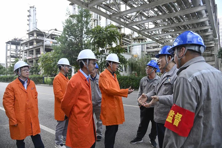 集团党委副书记、总经理高建嵩一行赴前锋化工督导调研