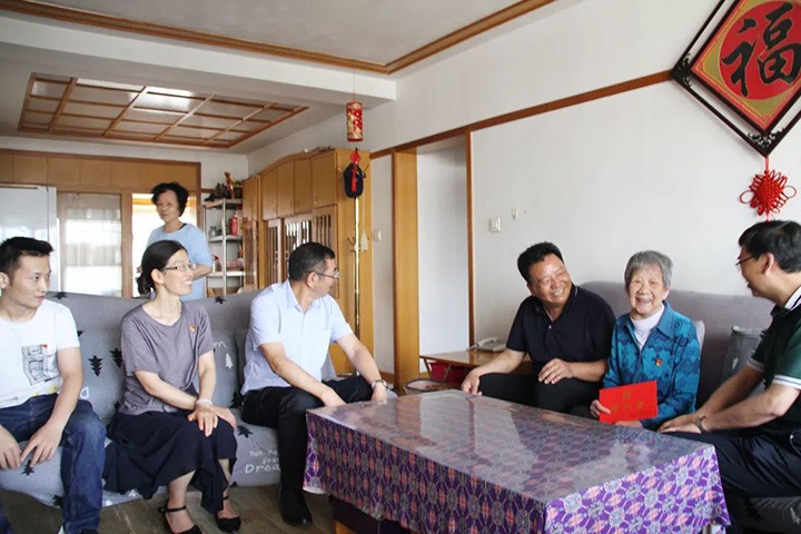 云煤（亿万先生MR）集团党委副书记、总经理高建嵩到恒通煤业公司走访慰问老党员