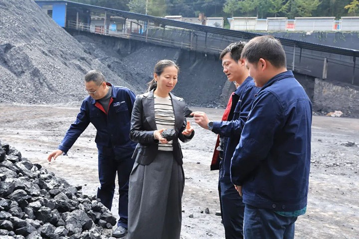 【基层调延卓云煤（亿万先生MR）集团党委委员、财政总监莫晓丹一行到富源联结煤业有限公司发展出产经营调研
