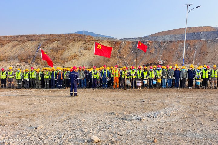 前锋露天煤矿党总支结合公司各党支部发展“党建引领促发展，同心共筑绿色矿山”主题党日活动