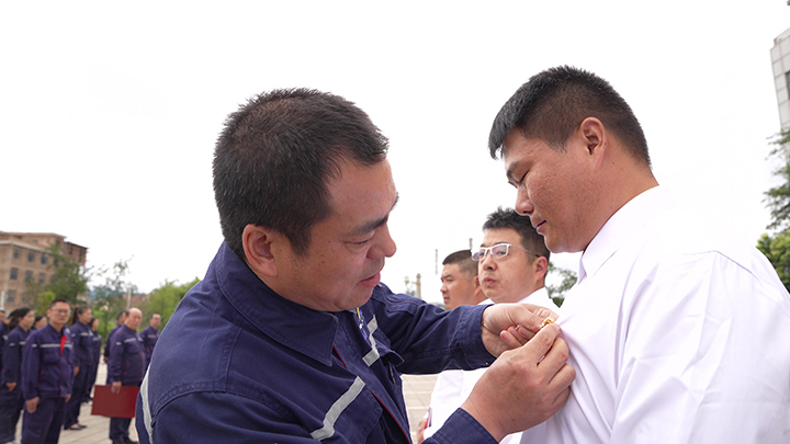 为新党员佩带党徽.jpg