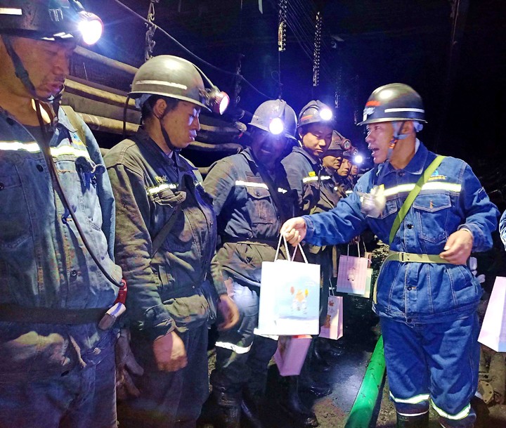 深刻井下现场送清冷.jpg 深刻井下现场送清冷.jpg